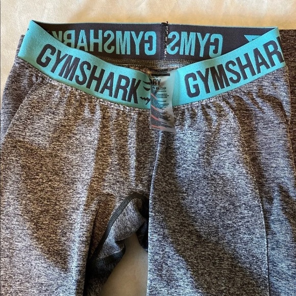 GYMSHARK WORKOUT SET: crop and leggings - Picture 5 of 10